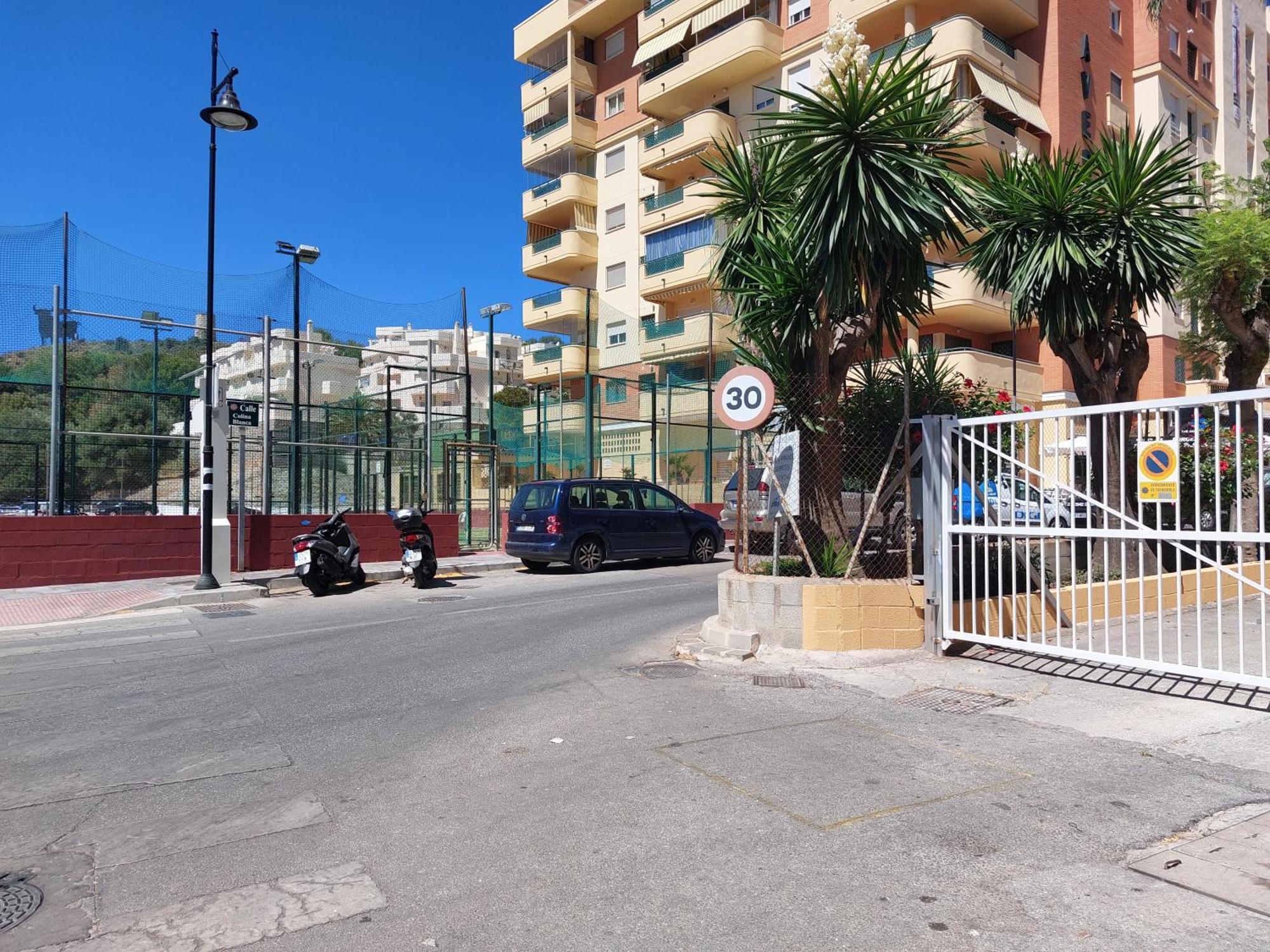 Estudio Con Piscina Y Parking, Playa A 4 Min A Pie, Tren A 2 Min Fuengirola Esterno foto